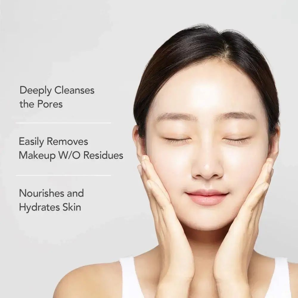 Una donna con gli occhi chiusi si tocca il viso. Testo: Pulisce a fondo i pori, rimuove facilmente il trucco senza residui, nutre e idrata la pelle.