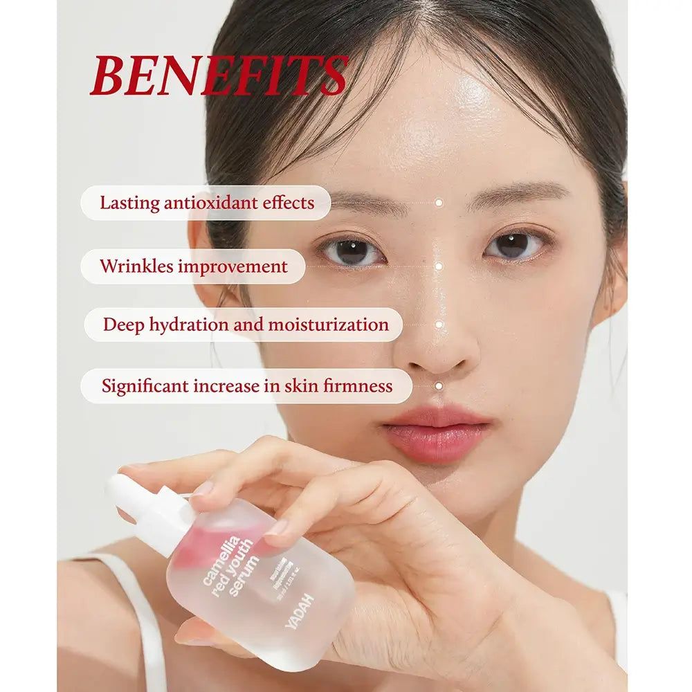 Donna con flacone di siero. Scritta: Camellia Red Youth Serum. Benefici: antiossidanti, riduzione rughe, idratazione.
