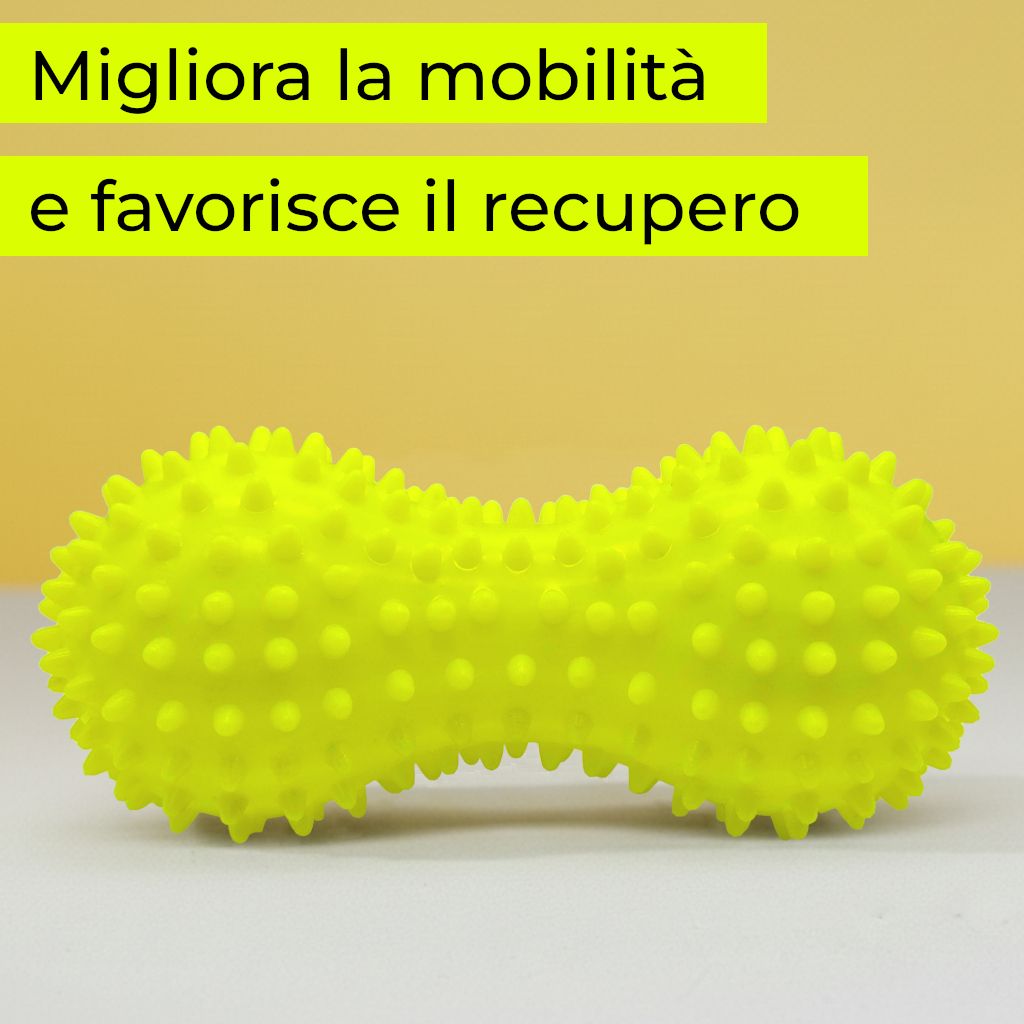 Donna appoggiata al muro, duoball giallo nella parte bassa della schiena.