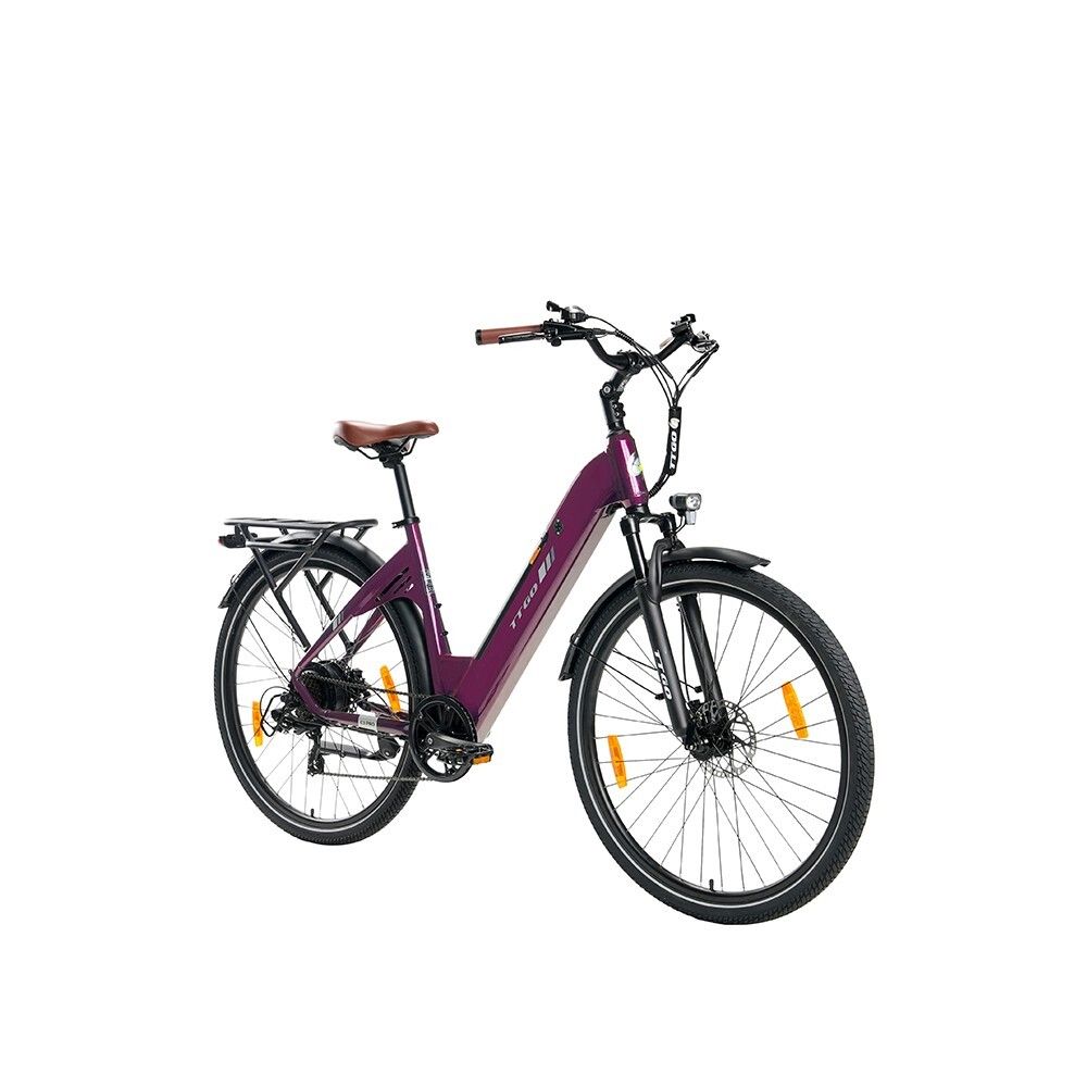 Bicicletta elettrica viola con sella e manubrio marroni. Pneumatici neri, portapacchi e parafanghi. Riflettori gialli.