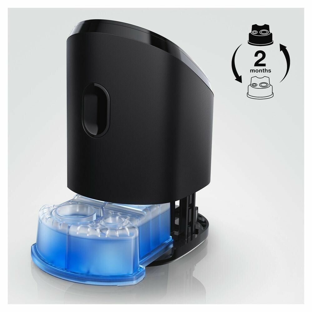 Stazione di pulizia nera con cartuccia di pulizia blu. Un rasoio in alto. Durata di utilizzo di 2 mesi. Illustrazione del prodotto.