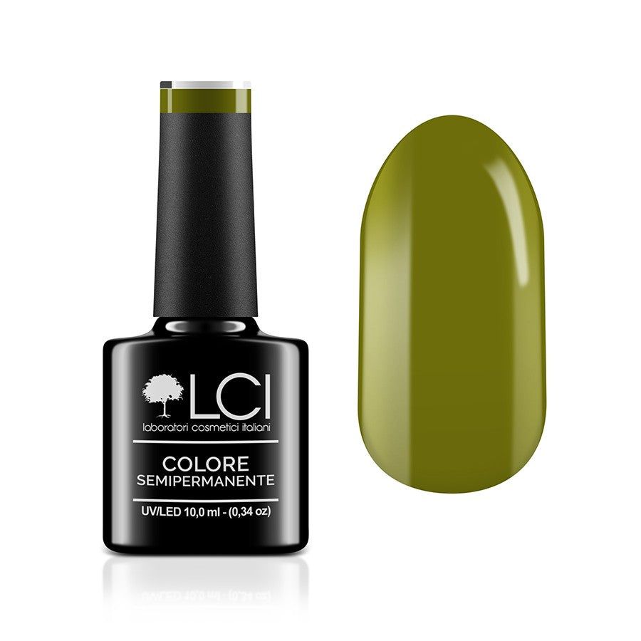 Flacone di smalto verde e campione colore. Scritta: LCI, Colore Semipermanente. Certificazione: One Tree Planted.