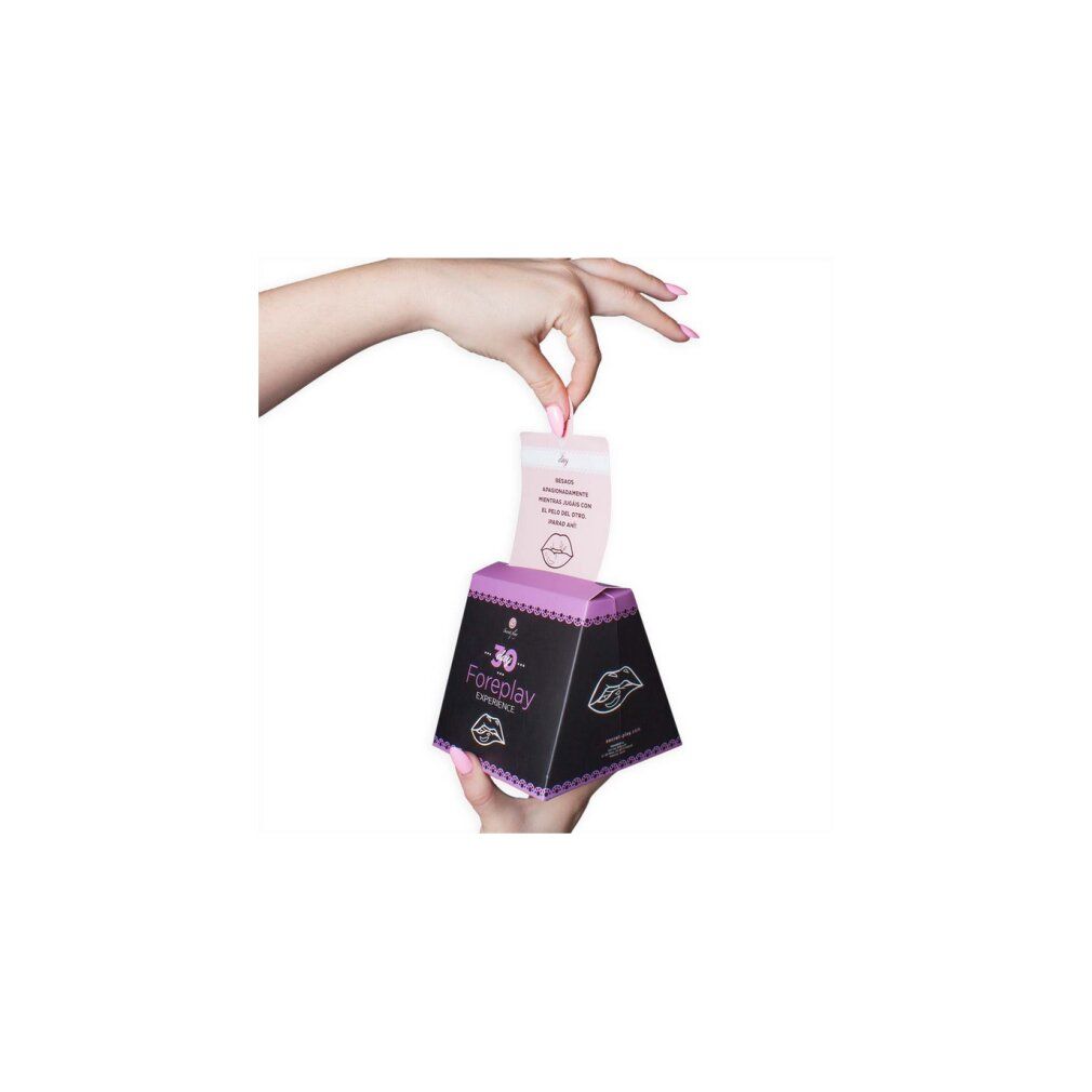 Mano che tiene una scatola '30 Foreplay EXPERIENCE'. Base nera, coperchio viola. Illustrazioni di labbra. Una carta viene estratta.