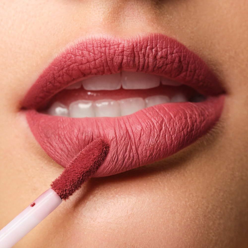 Labbra di donna con Artdeco Mat Passion Lip Fluid color rosa applicato.
