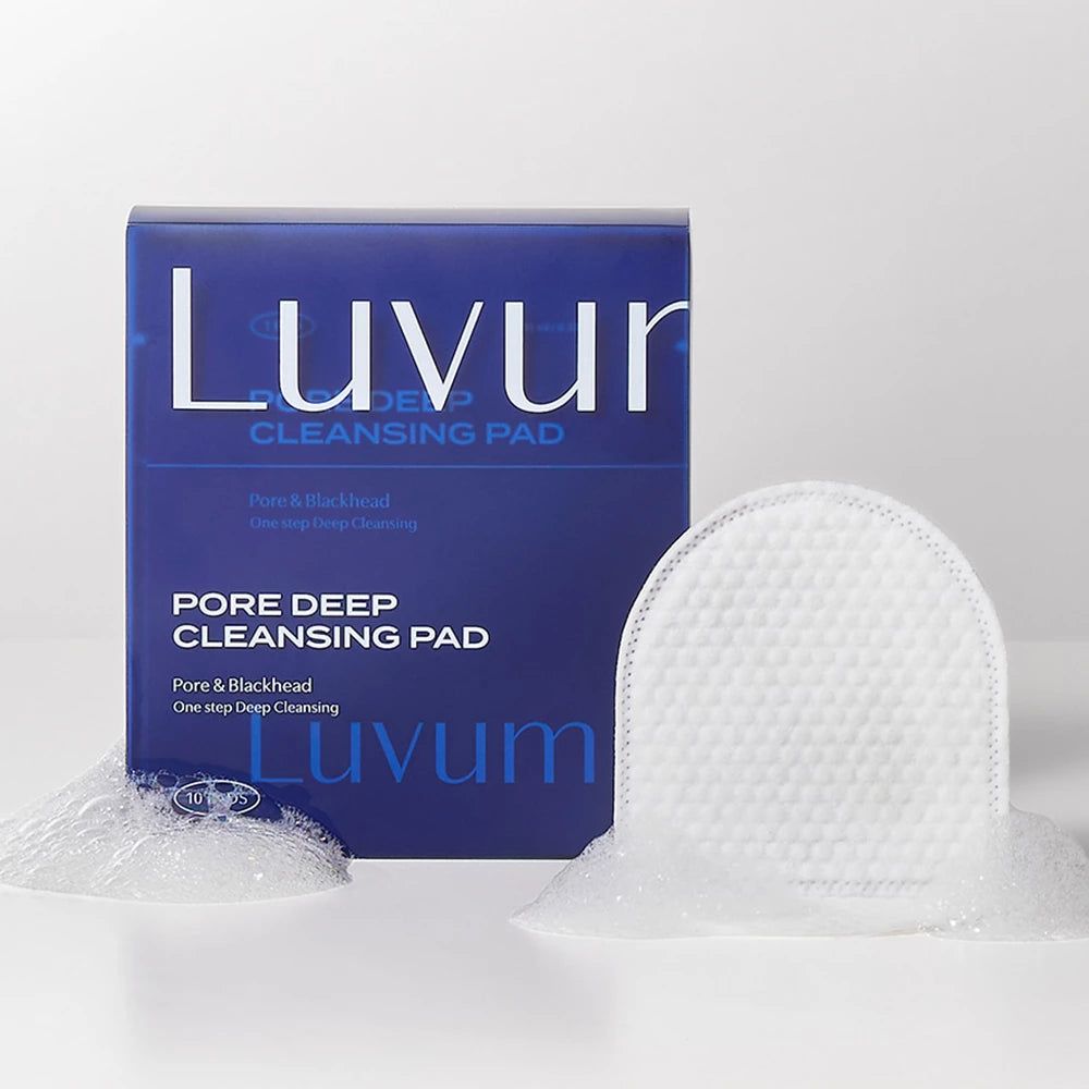 Confezione blu con nome prodotto e pad. Pad con schiuma. Testo: PORE DEEP CLEANSING PAD, Luvum.