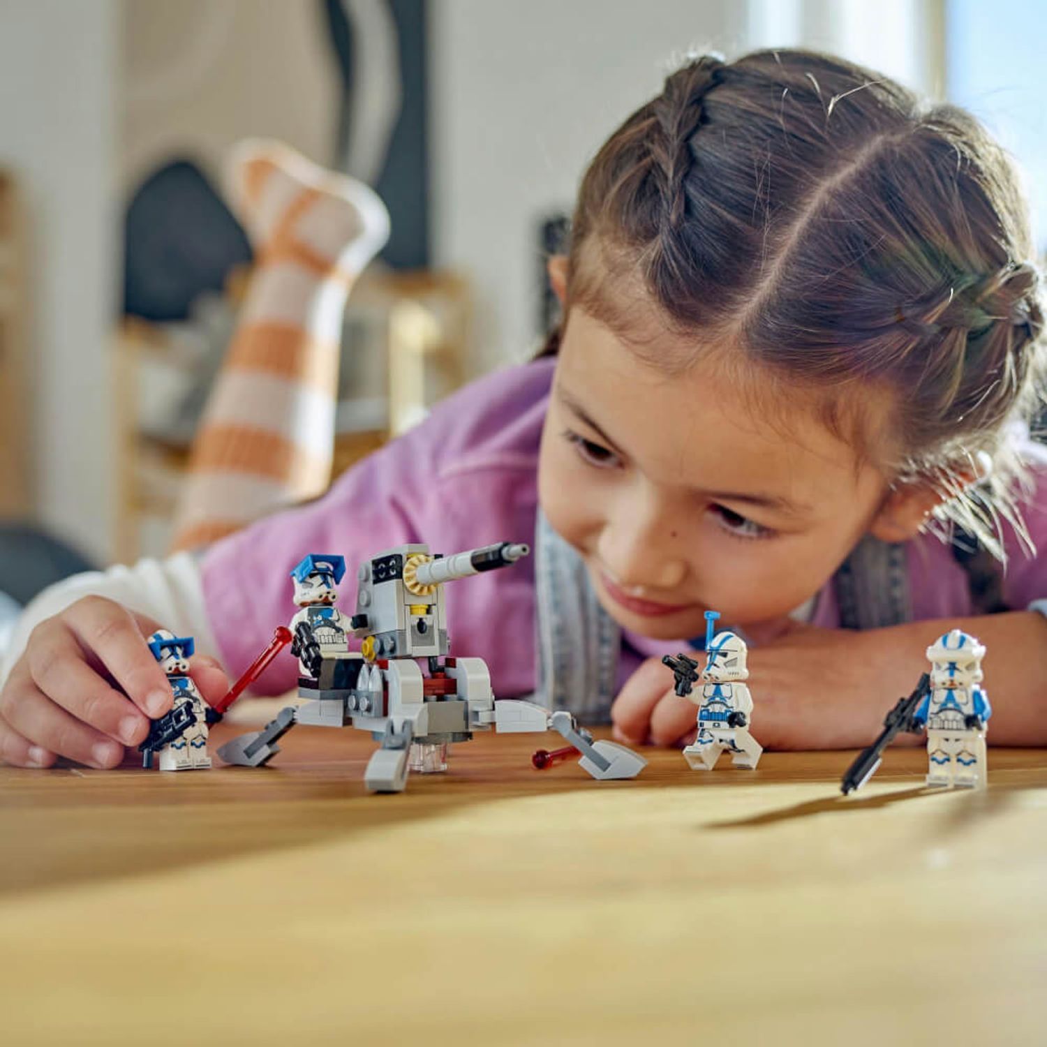 Bambino gioca con LEGO Star Wars 75345. Personaggi e cannone sul tavolo. Bambino nell'immagine. 501st Clone Troopers Battle Pack.