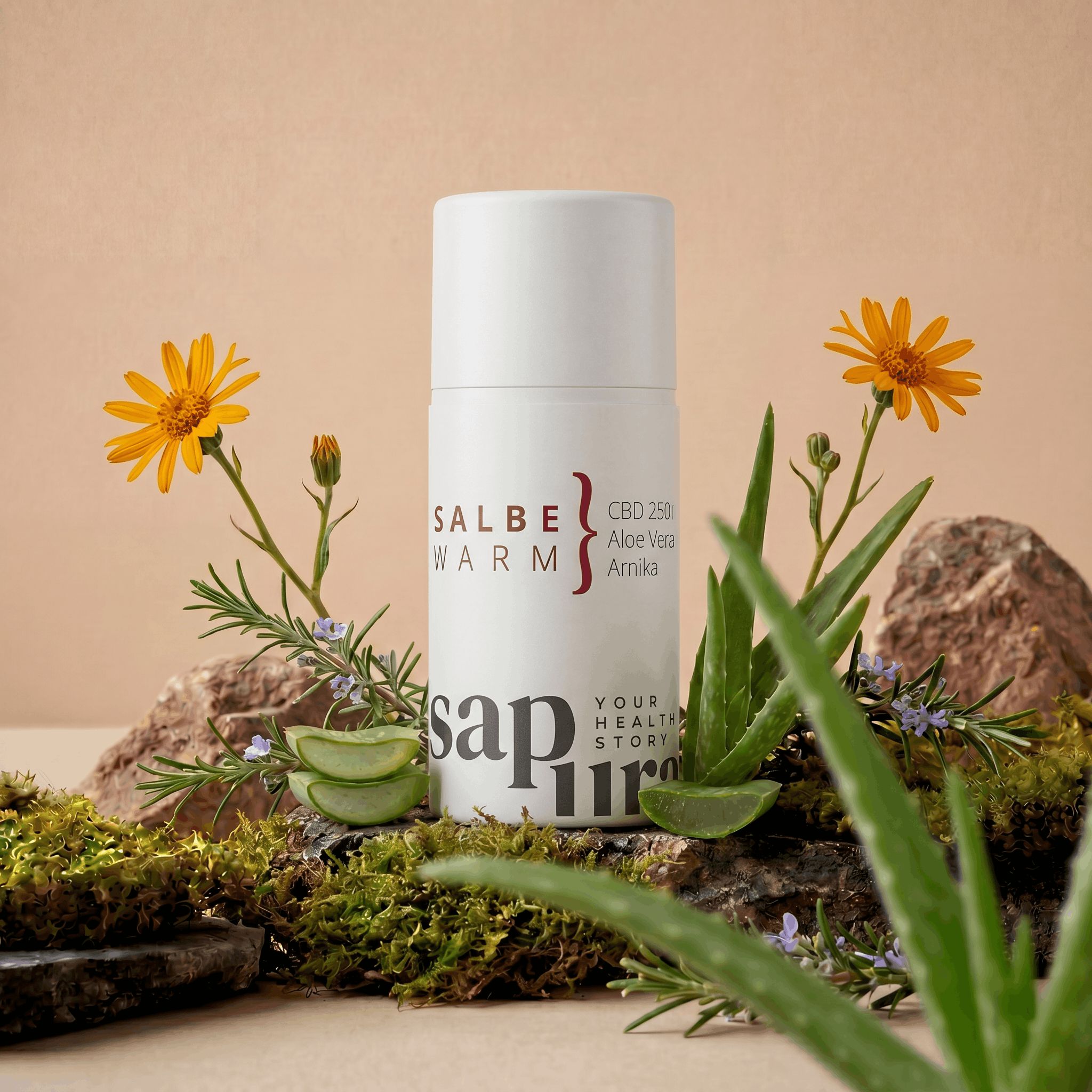 Flacone a pompa bianco circondato da aloe vera, arnica e muschio su pietra.