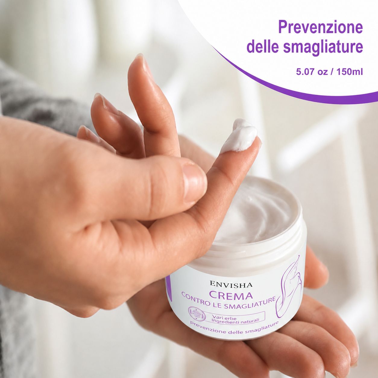Vasetto di crema ENVISHA e crema sul dito. Testo: Prevenzione delle smagliature, 5.07 oz / 150ml.
