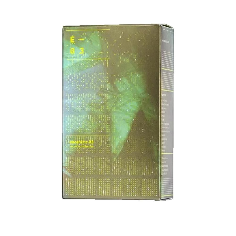 Scatola verde con scritta "E-03". Sfondo con motivo digitale e motivo a foglia. Vista laterale.