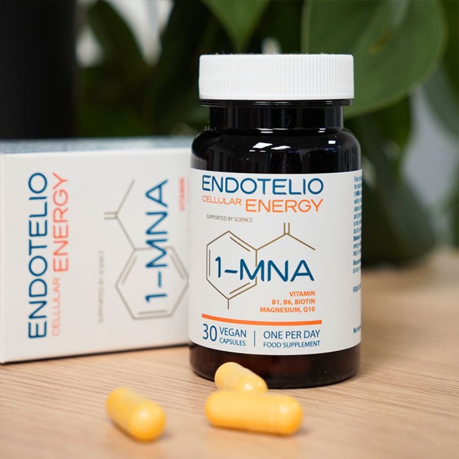 Flacone di capsule marrone e scatola. Scritta: Endotelio Cellular Energy, 1-MNA, 30 capsule vegane. Contiene vitamina B1, B6, biotina, magnesio, Q10. 3 capsule.