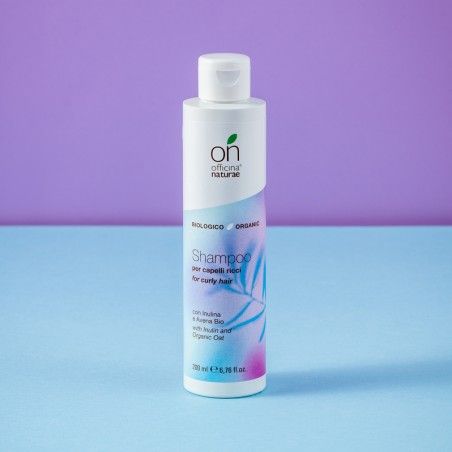 Flacone di shampoo bianco con design blu-viola. Scritta: Officina Naturae, Shampoo per capelli ricci, biologico, 200 ml.