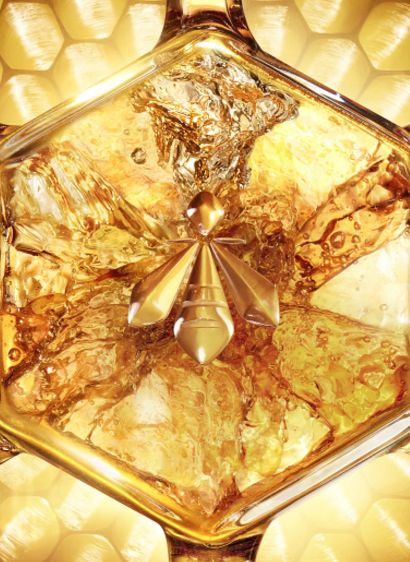 Figura d'ape dorata in un bicchiere con liquido e sfondo a nido d'ape.