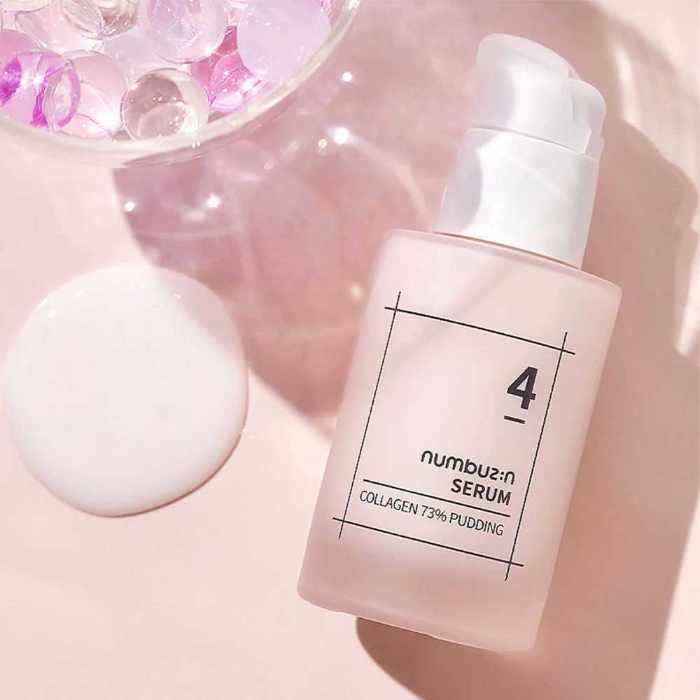 Flacone di siero rosa con dosatore bianco e goccia di siero. Scritta: 4, Numbuz:n Serum, Collagen 73% Pudding.