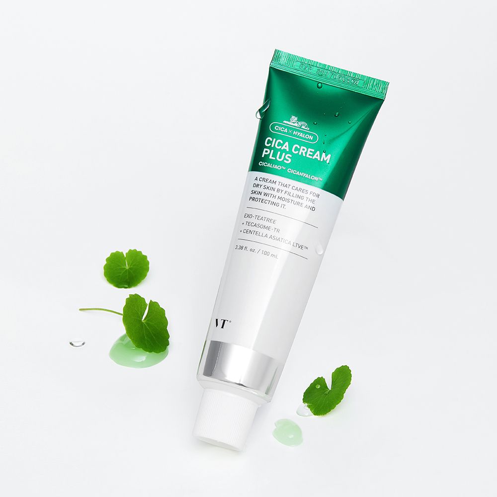 Tubo Cica Cream Plus. Tubo verde e bianco con tappo verde. Scritta Cica Cream Plus. Foglie e gocce.