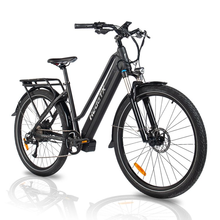 E-bike nera HedaTX TX10. Portapacchi, parafanghi, luce anteriore. Batteria 48V. Sfondo bianco.