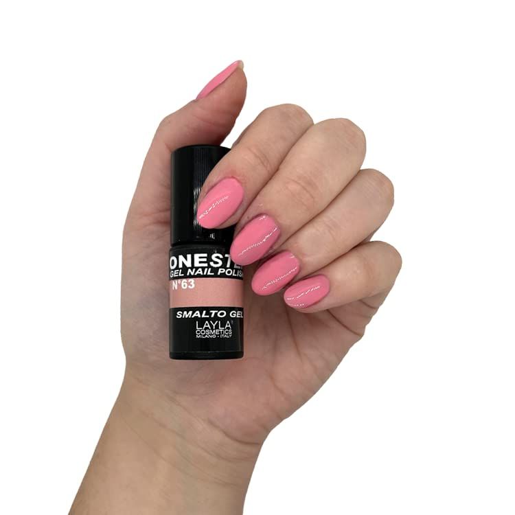 Mano con unghie smaltate e flacone di smalto. Flacone con scritta: ONE STEP GEL NAIL POLISH N°63 SMALTO GEL LAYLA.