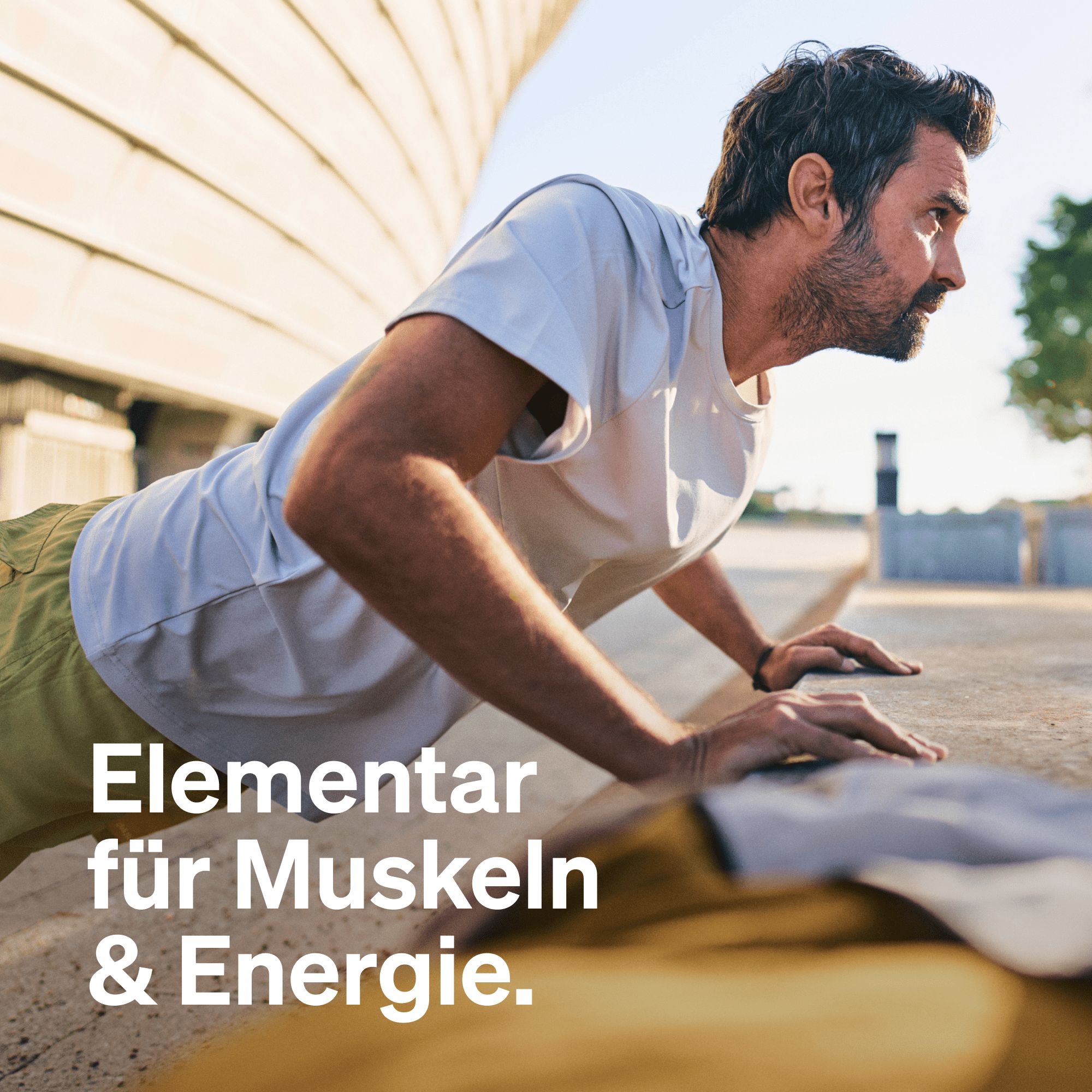 Uomo che fa flessioni all'aperto. Testo: Essenziale per i muscoli e l'energia.