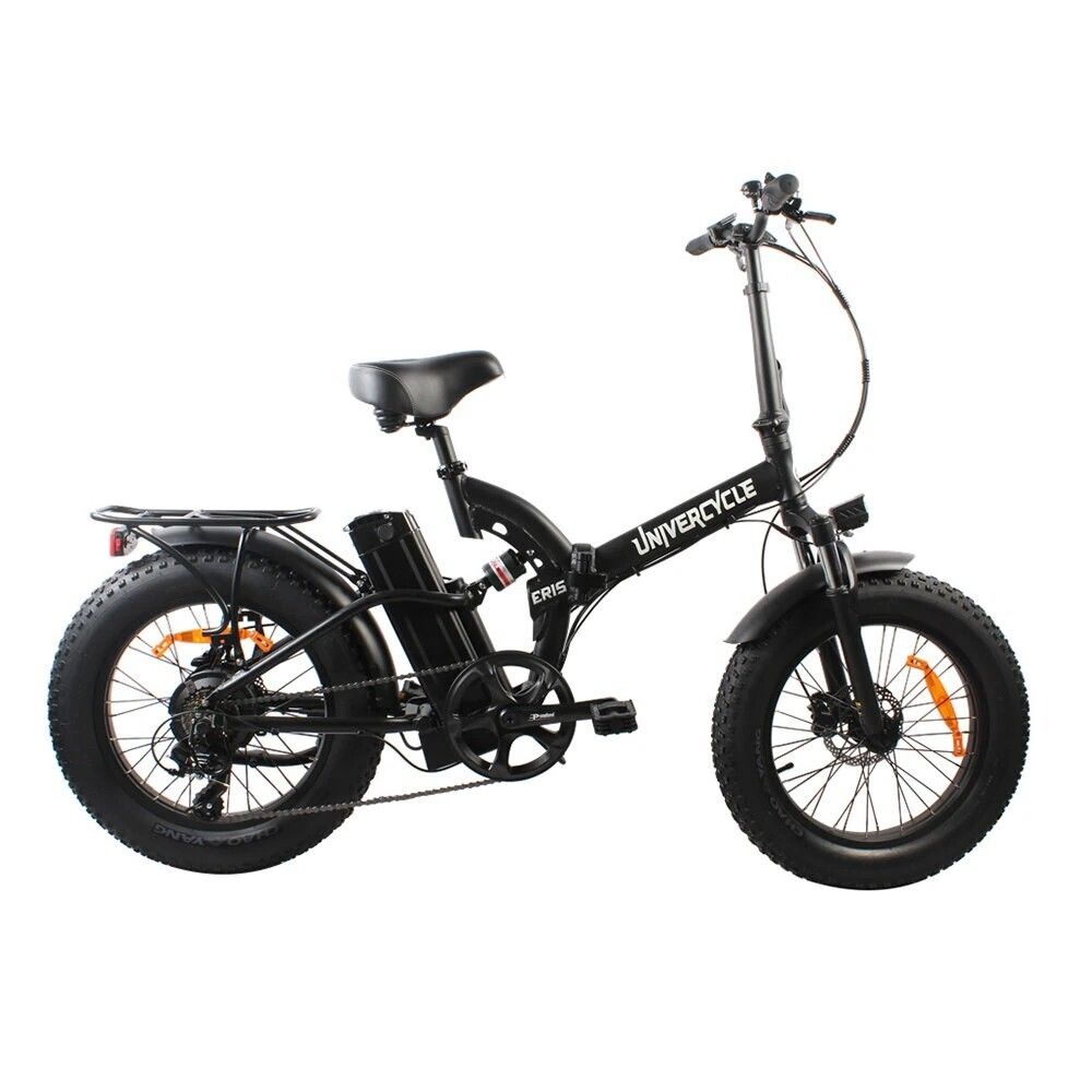 E-bike nera con pneumatici larghi. Marchio Univercycle, modello B4(Eris). Sospensioni complete, batteria.