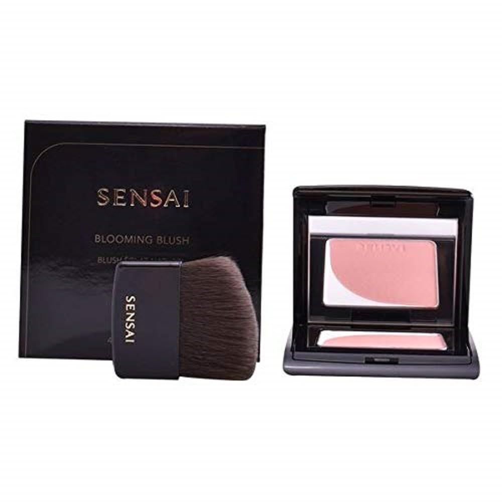 Sensai Bloom Blush 02 Peach. Confezione nera, pennello e palette blush. Testo: Sensai, Blooming Blush.