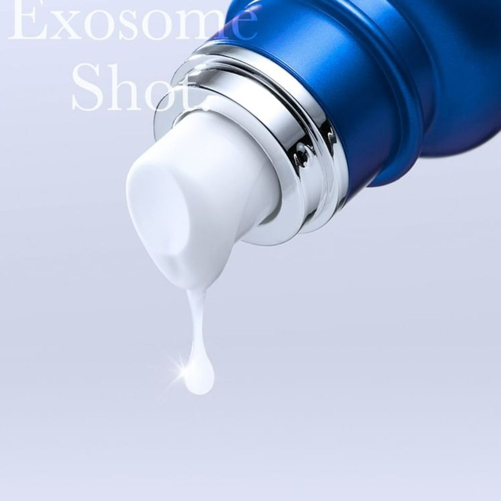 Flacone blu con dosatore. Il prodotto gocciola. Nome del prodotto non visibile.