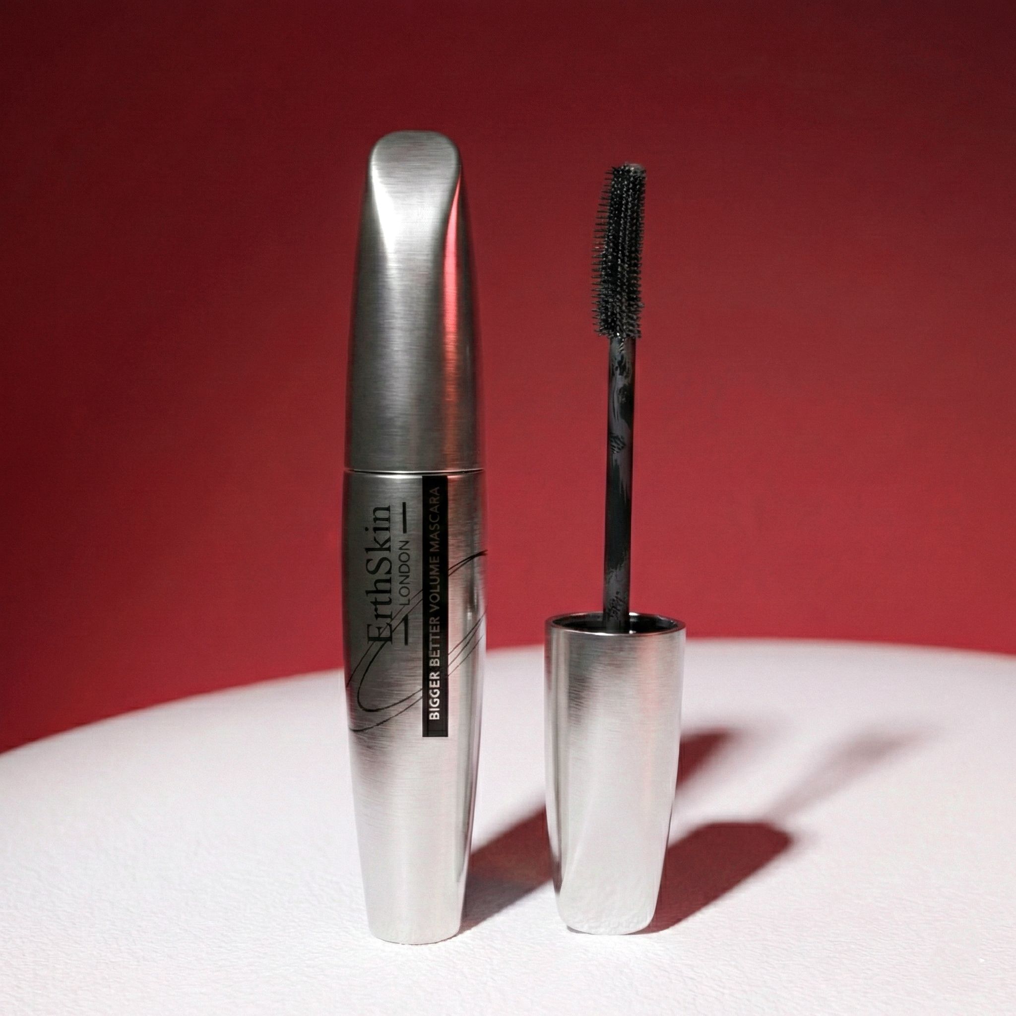 Confezione di mascara argentata e applicatore con spazzola nera.