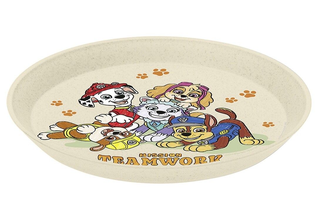 Piatto rotondo con motivi Paw Patrol. Mostra i personaggi Paw Patrol e impronte di zampe. Scritta: MISSION TEAMWORK.