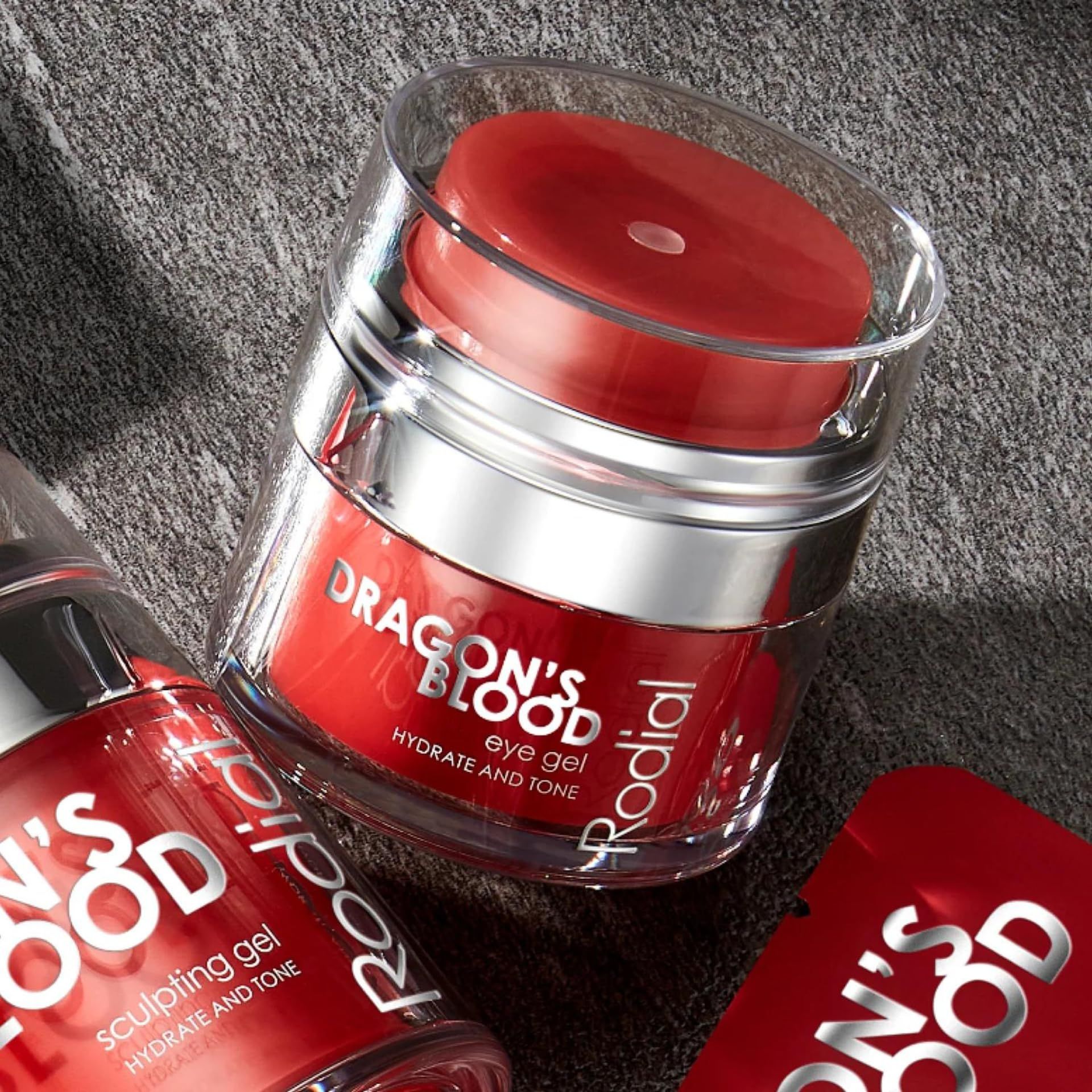 Rodial Dragon's Blood Eye Gel. Vasetto rosso con coperchio argentato. Prodotti multipli.