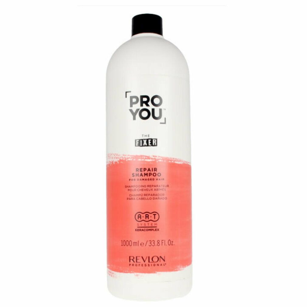 Flacone di shampoo bianco con tappo nero. Scritta: PRO YOU, THE FIXER, REPAIR SHAMPOO. Area rossa con testo. Marchio: Revlon Professional.
