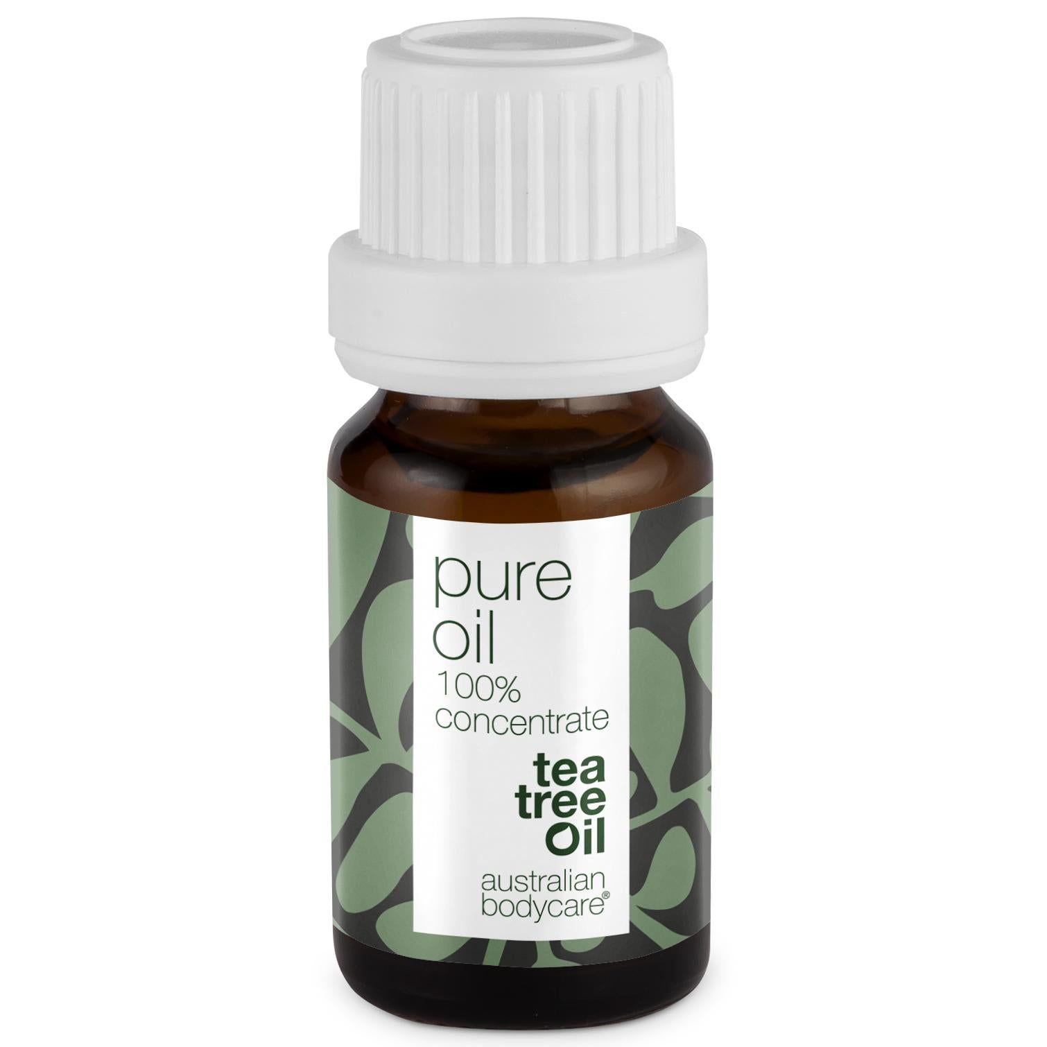 Flacone di vetro marrone con tappo bianco. Etichetta con testo: pure oil, 100% concentrate, tea tree oil, australian bodycare.