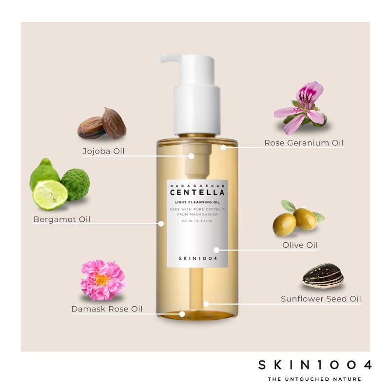 Flacone con pompa. Etichetta: Madagascar Centella Light Cleansing Oil, 200 ml. Marchio: SKIN1004. Circondato da oli e fiori.