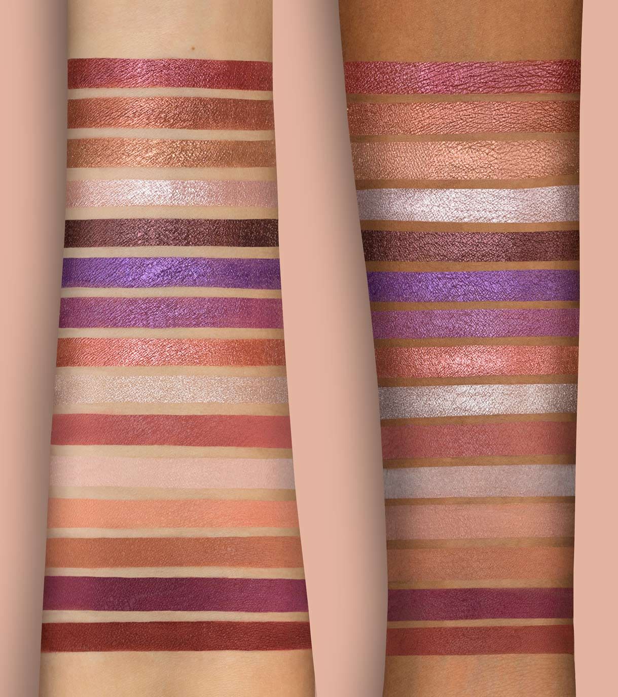 Due campioni su braccio di 14 ombretti ciascuno, dal rosa pallido al rosso scuro, con finiture shimmer e opache.