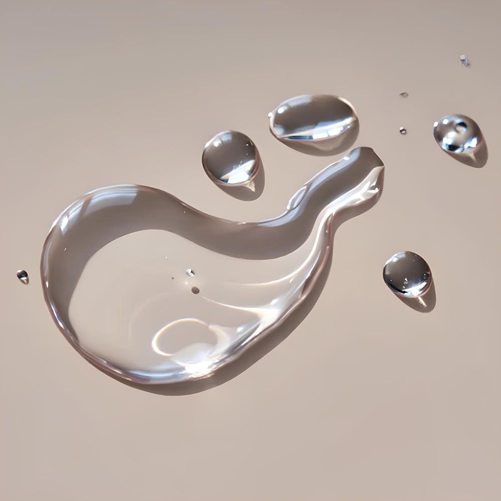 Gocce di SKINLICK Kindwater acqua micellare su sfondo neutro. Liquido trasparente.