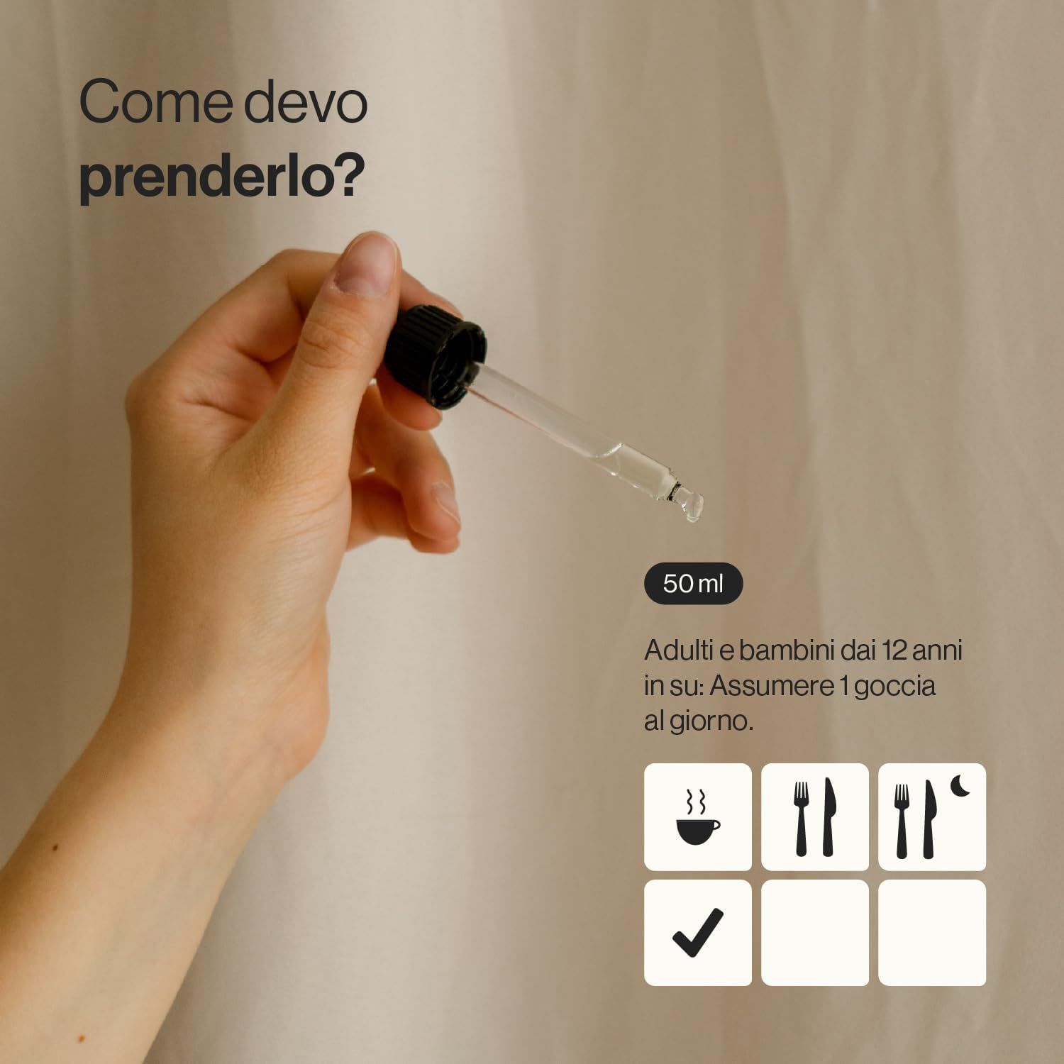 Mano con pipetta. Scritta: 50 ml. Testo: Adulti e bambini dai 12 anni in su: Assumere 1 goccia al giorno. Simboli: tazza, forchetta, forchetta e coltello, luna e stella, spunta.