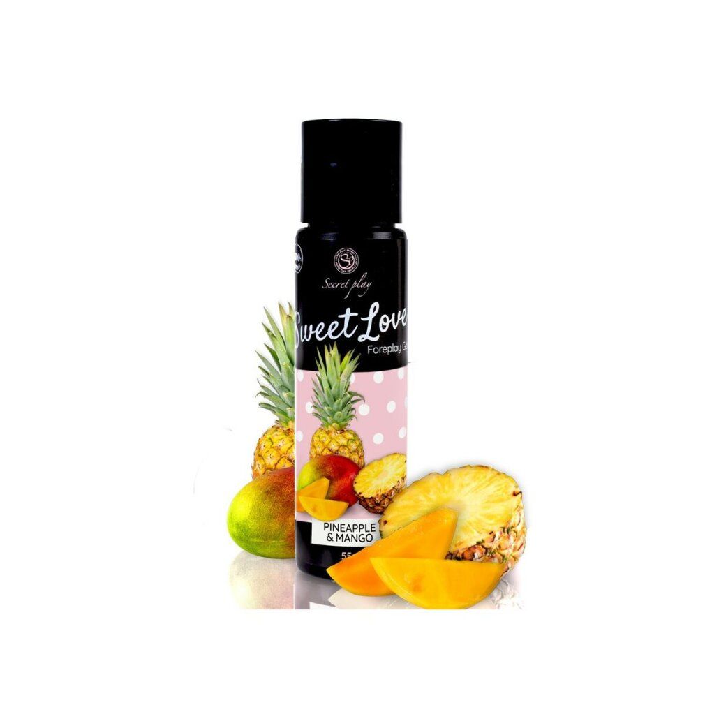 Flacone nero con scritta "Sweet Love", circondato da ananas e mango. Sfondo rosa a pois bianchi.