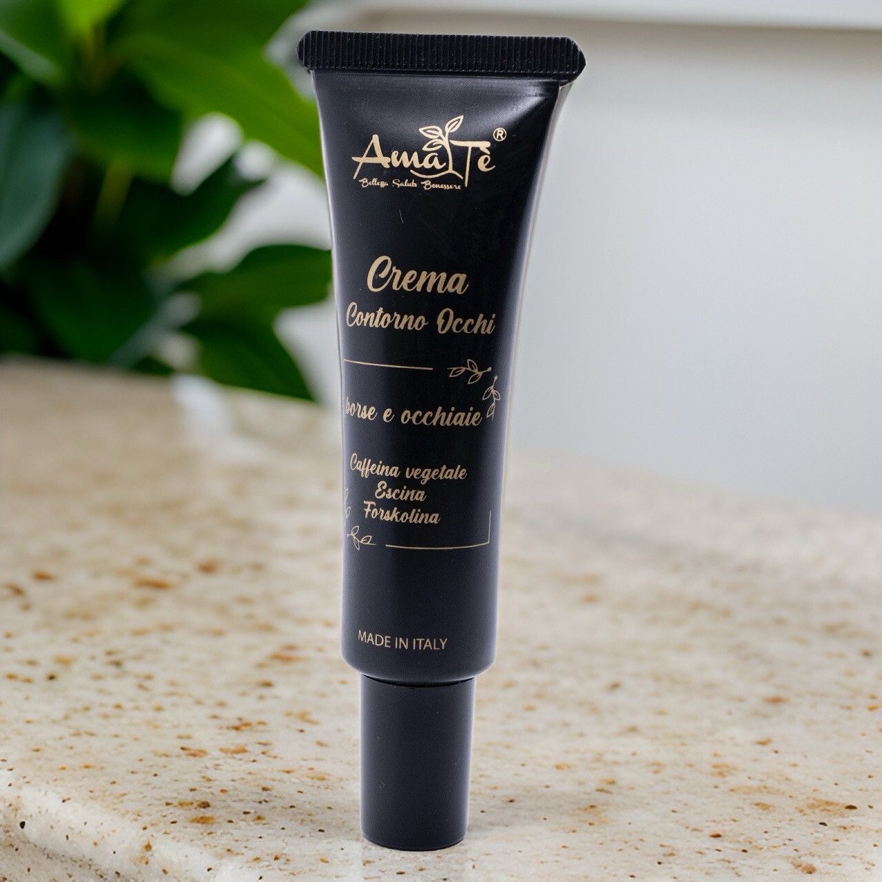 Tubo nero con testo dorato. Scritto: Amatè, Crema Contorno Occhi, Borse e occhiaie. Prodotto in Italia.