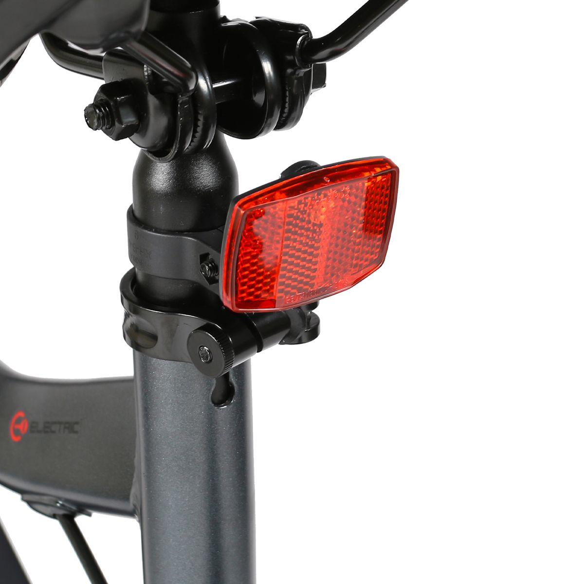 Riflettore rosso sul reggisella di una e-bike. Supporto nero.