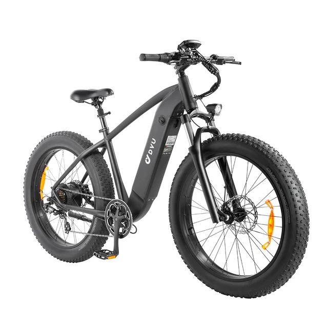 E-bike nera, vista diagonale. Logo DYU sul telaio. Pneumatici larghi. Faro anteriore.