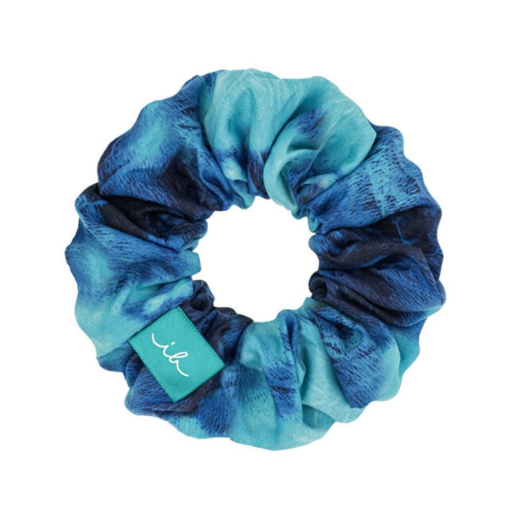 Fascia per capelli "Sprunchie" blu con tessuto blu. Con logo "invisibobble" su una piccola etichetta.