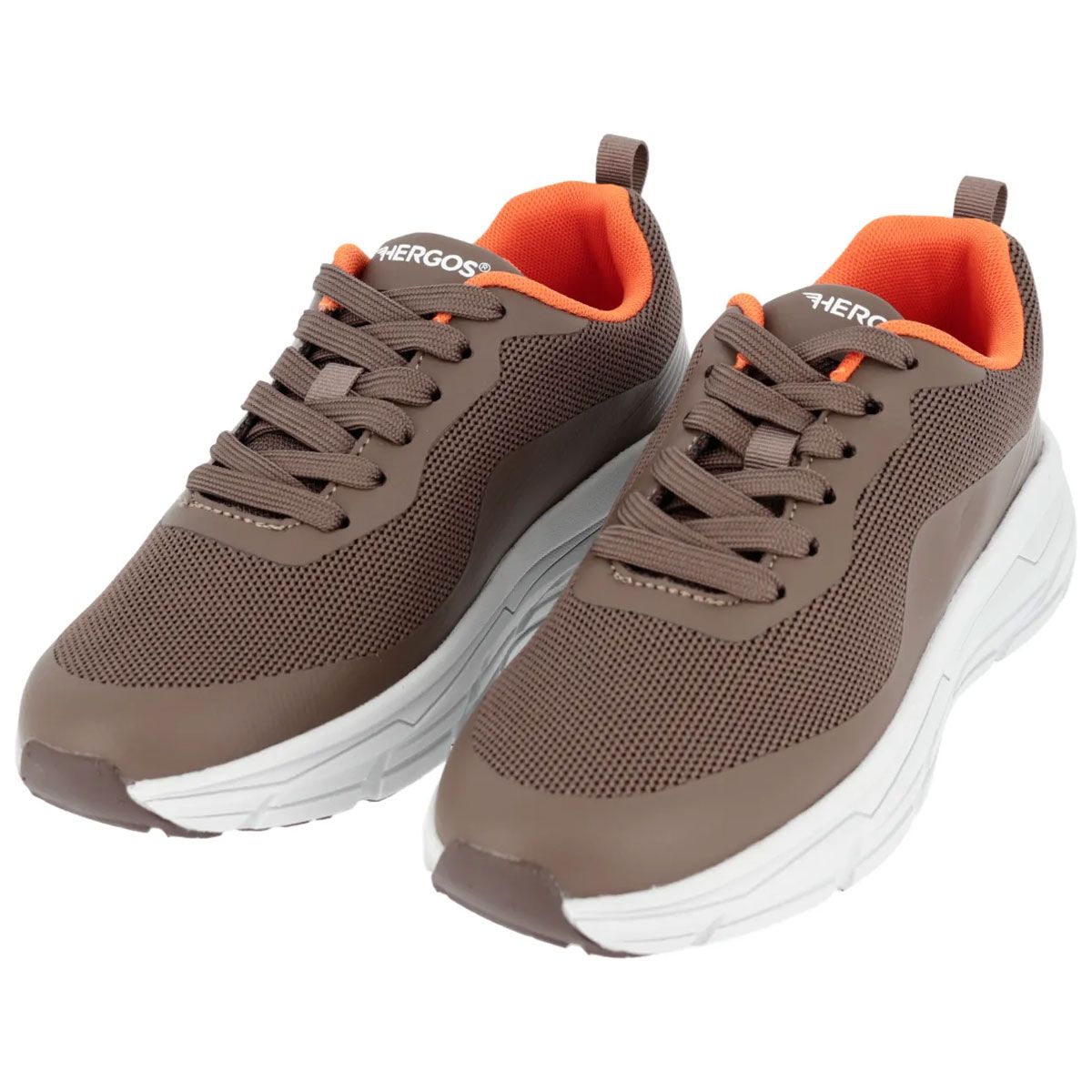 Due scarpe da ginnastica marroni con suola bianca e interno arancione. "HERGOS" è visibile sulla linguetta.