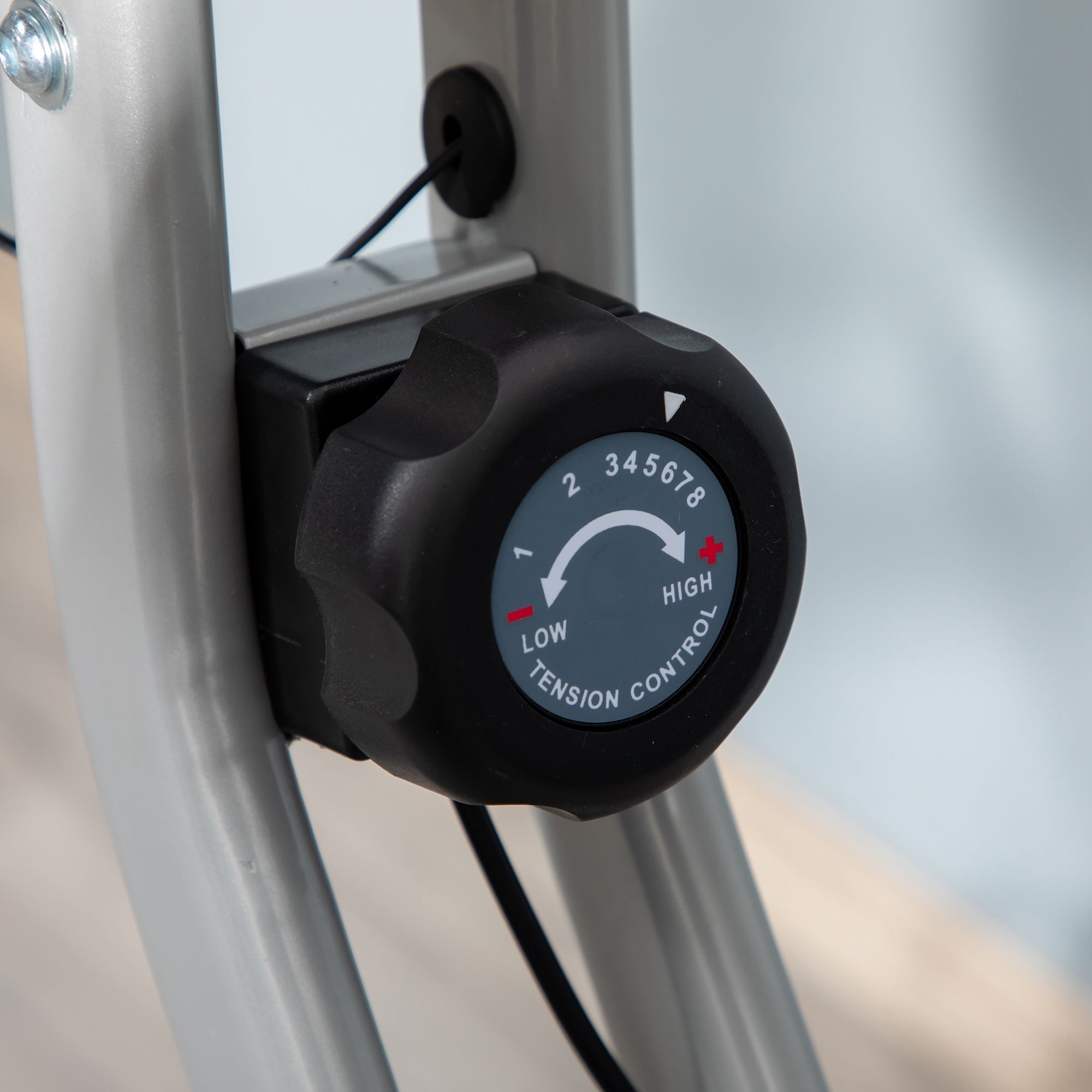 Manopola nera con numeri 2-8 e scritta "LOW TENSION CONTROL HIGH".