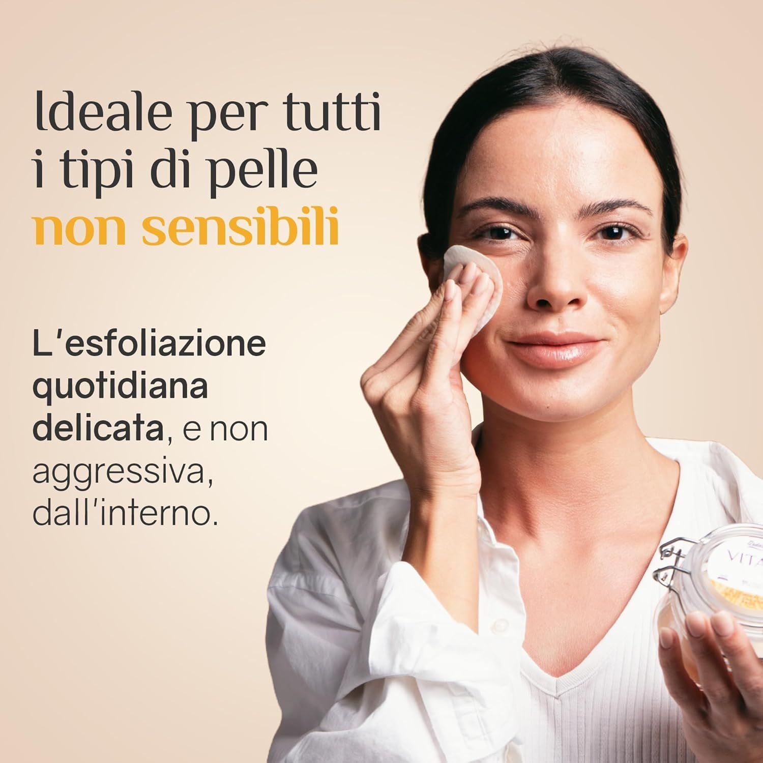 Donna usa un dischetto. Testo: Ideale per tutti i tipi di pelle non sensibili.