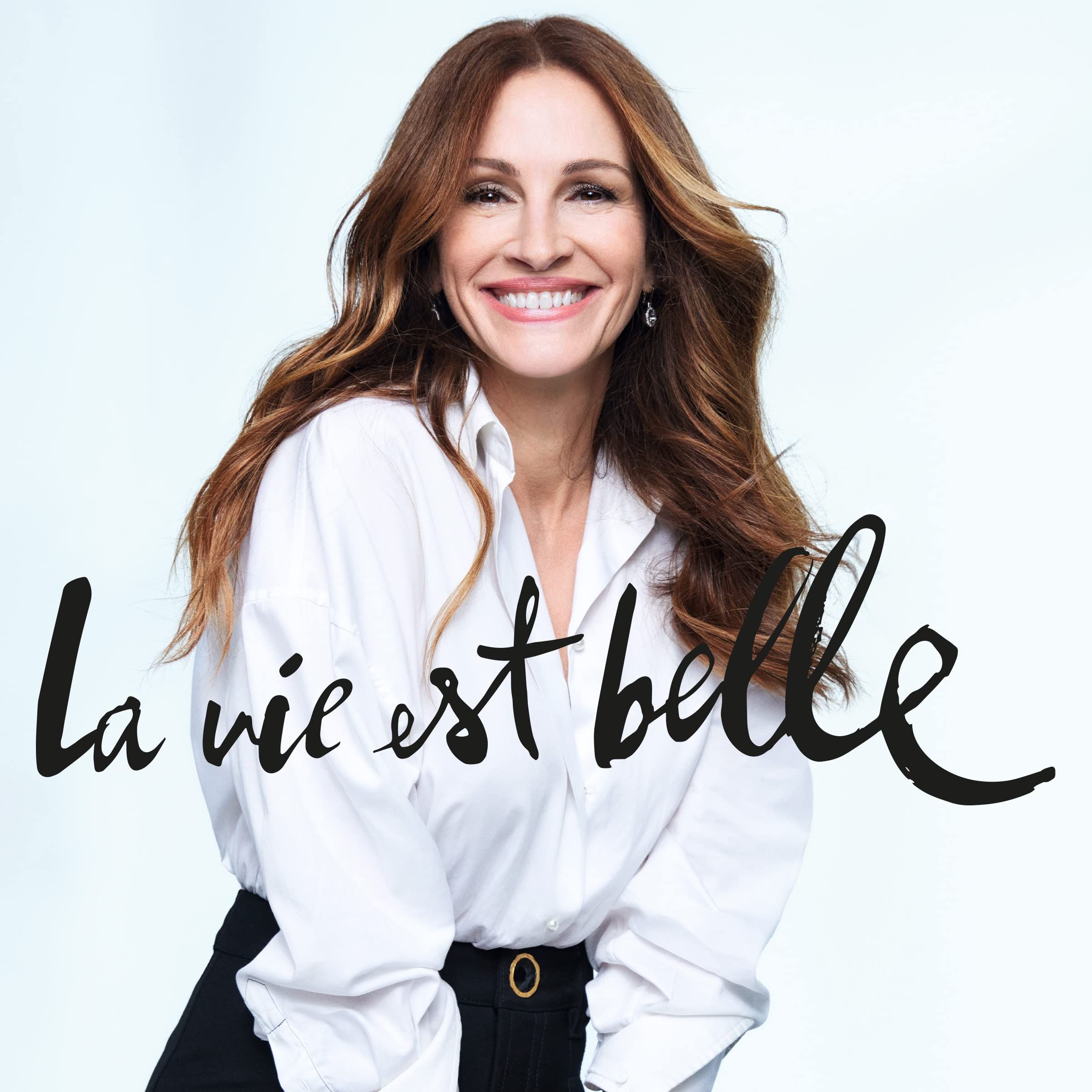 Ritratto di una donna sorridente con la scritta 'La vie est belle'.