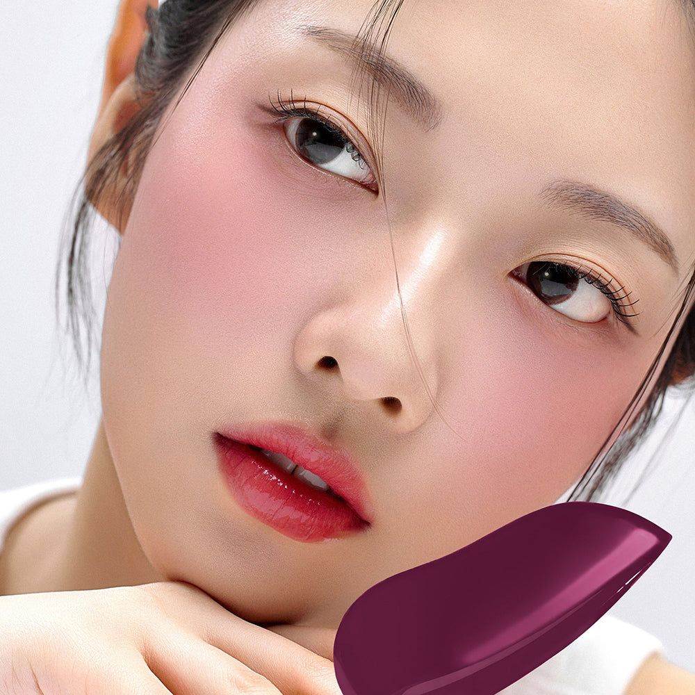 Primo piano di una donna con rossetto rosso e fard rosa.