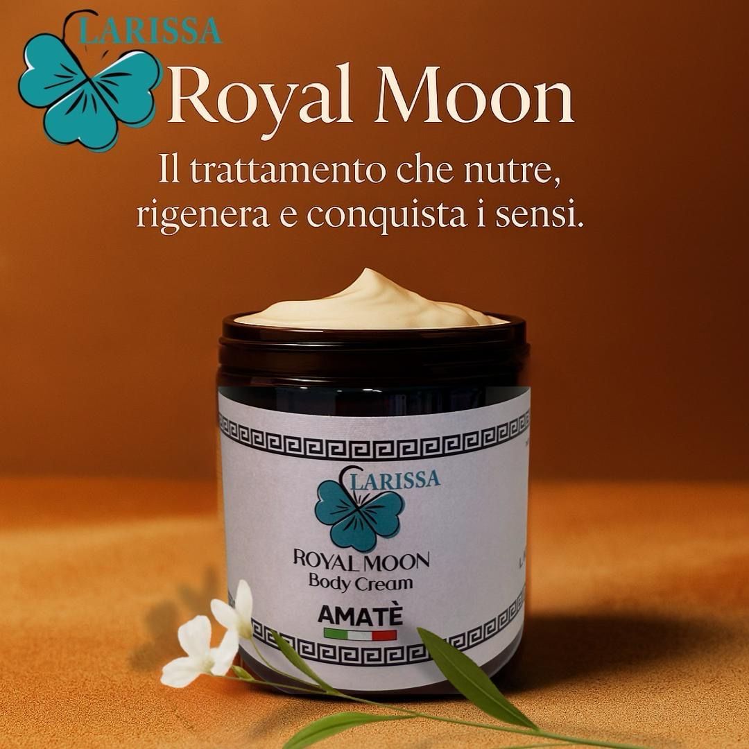 Barattolo di vetro aperto con crema. Scritta: Royal Moon Body Cream, Amatè. Logo: Trifoglio.