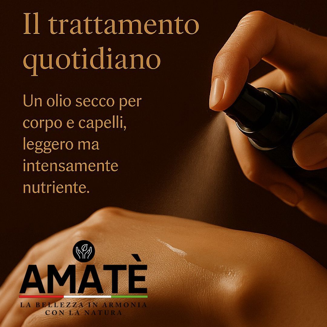 Mano che spruzza olio sulla pelle. Testo: Amatè, Olio Secco, cura corpo e capelli.