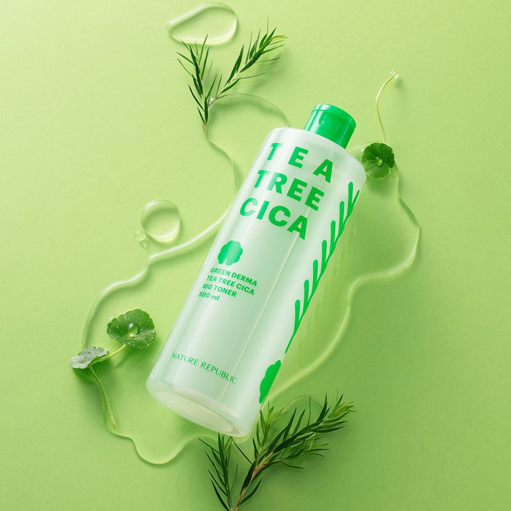Flacone di toner con tappo verde su sfondo verde. Scritta: TEA TREE CICA. Marchio: NATURE REPUBLIC. Acqua e foglie.