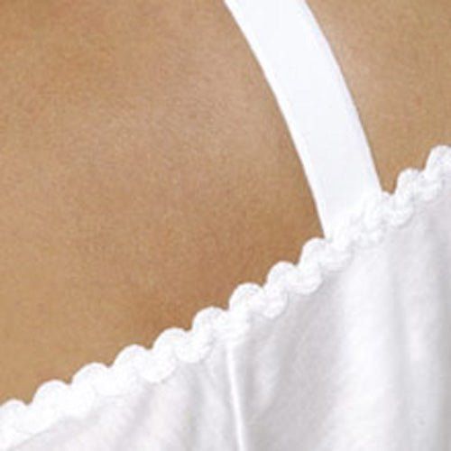 Camicia da clinica bianca, aperta davanti, con pizzo sullo scollo e spalline. Dettaglio.