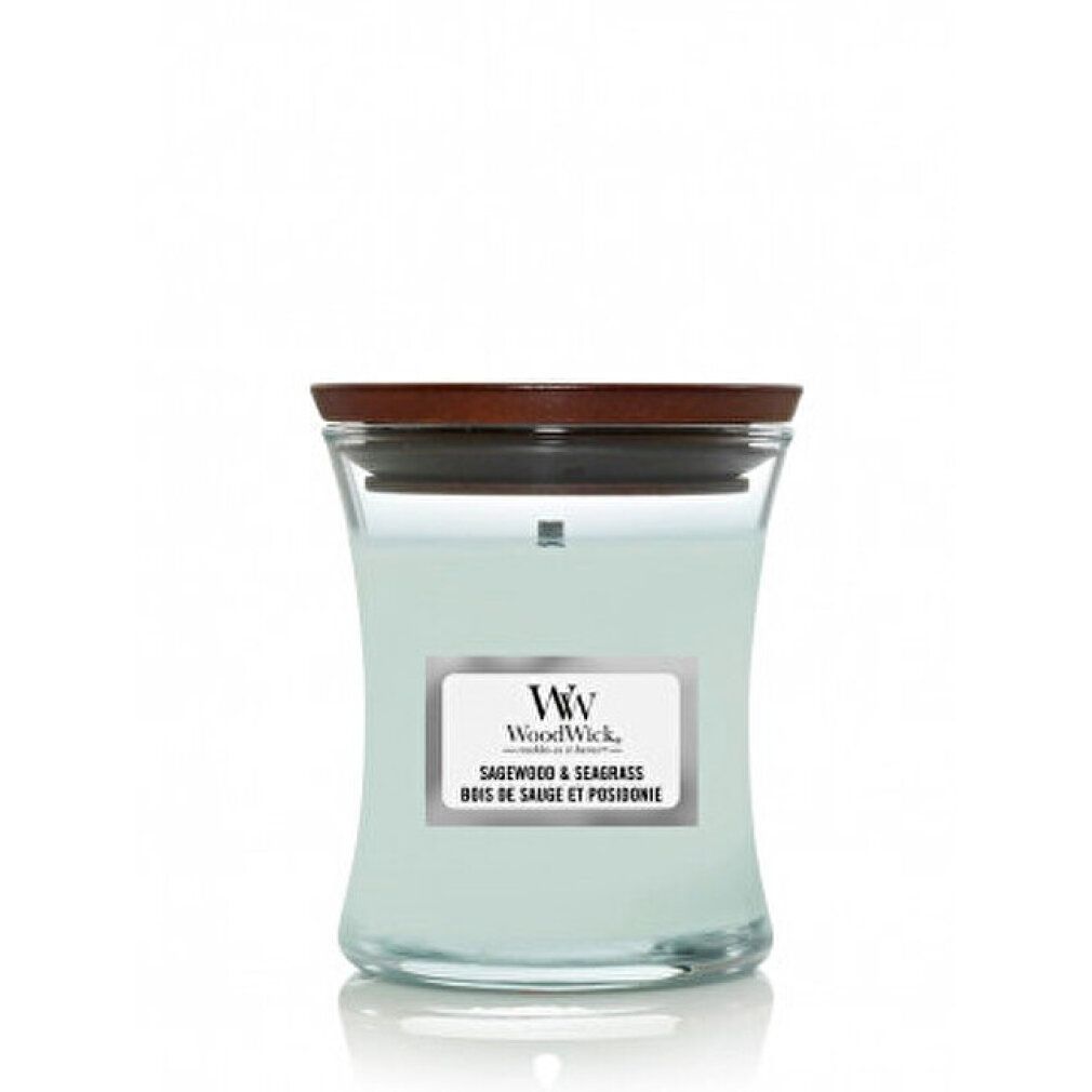 Candela profumata con coperchio in legno. L'etichetta indica WoodWick, Sagewood & Seagrass, Bois de Sauge et Posidonie.