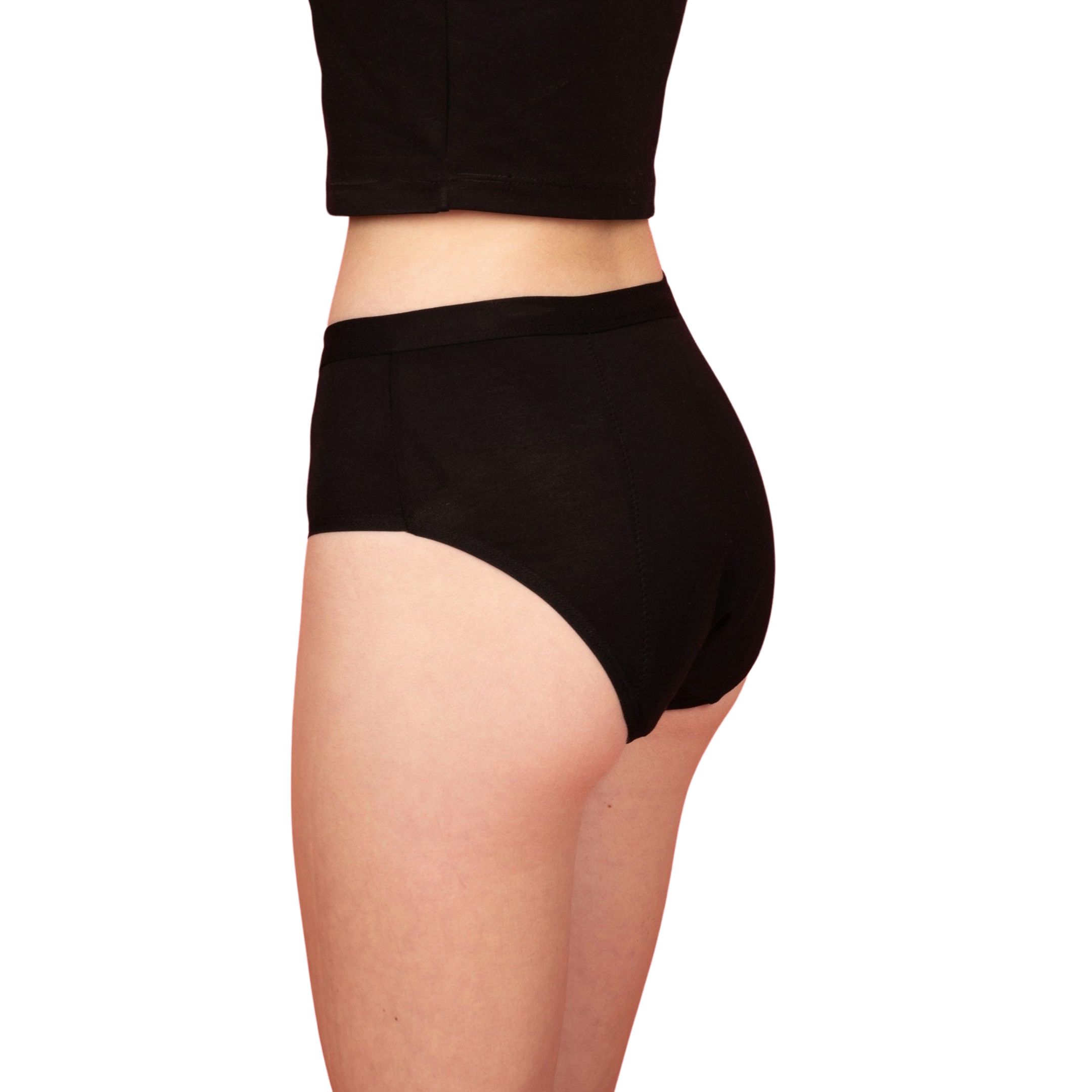 Slip mestruale nero per adolescenti. Vista laterale della parte inferiore del corpo. La modella indossa top e slip neri.