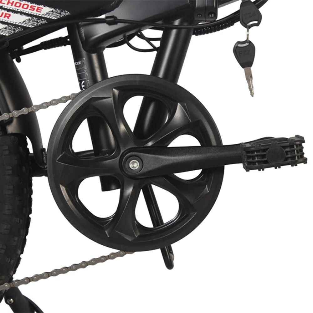 Primo piano della pedivella di una e-bike. Colore nero, catena e pedali.